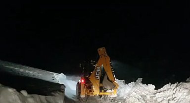 Siirt'te kardan kapanan grup köy yolları ulaşıma açıldı