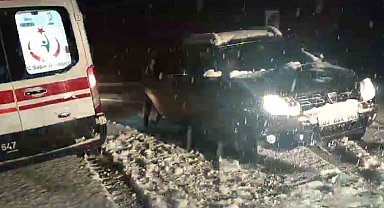 Siirt'te karlı kapalı yollarda hastaların imdadına karla mücadele ekipleri yetişti