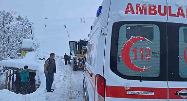 Siirt'te yolu kardan kapanan mezrada rahatsızlanan hamile kadın hastaneye ulaştırıldı
