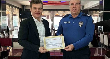 Simav Kaymakamı Karaloğlu'dan zehir tacirlerini yakalayan polislere başarı belgesi