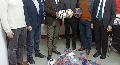 Simav Kaymakamlığından eğitim kurumlarına 525 adet voleybol ve futbol topu bağışı