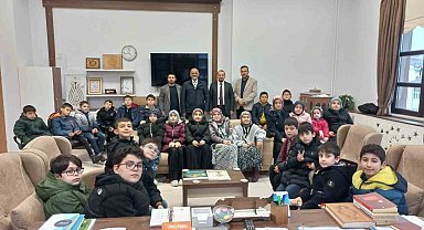 Simav'da cami öğrencileri harçlıklarını Filistin'e gönderdi