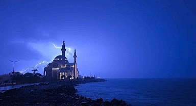 Şimşeklerin dansı İskenderun Körfezi'nde kartpostallık görüntüler oluşturdu