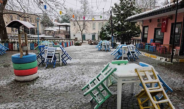 Sındırgı'da kar yağışı
