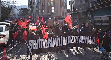 Sındırgı'da Şehitlere Saygı ve Gazze İçin acil ateşkes yürüyüşü gerçekleştirildi