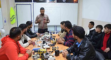 Sınır köyünde açılan kurs ekmek kapısı oluyor