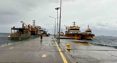 Sinop'ta balıkçı gemileri limana sığındı