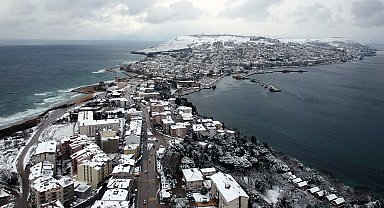 Sinop'ta kar yağışı nedeniyle sürücüler zor anlar yaşadı