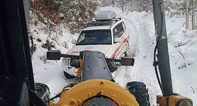 Sinop'ta karla kaplı yol açılarak hastaya müdahale edildi