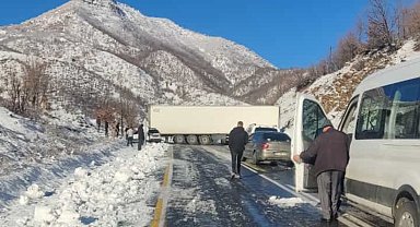 Şırnak-Hakkari yolu tırın yola yan girmesi nedeniyle ulaşıma kapandı