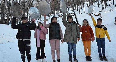 Şırnak'ta çocuklar leğenle kaymanın keyfini çıkardı