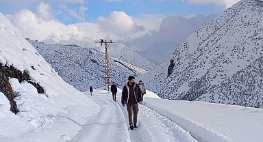 Şırnak'ta elektrik arızasının giderilmesi için köylüler ekiplere yardımcı oldu