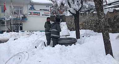 Şırnak'ta enerji şirketi ekipleri karlı yolları aşıp elektrik arızalarını gideriyor