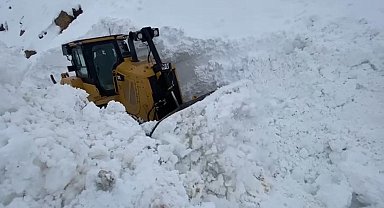 Şırnak'ta kar kalınlığı iş makinasının boyunu aştı