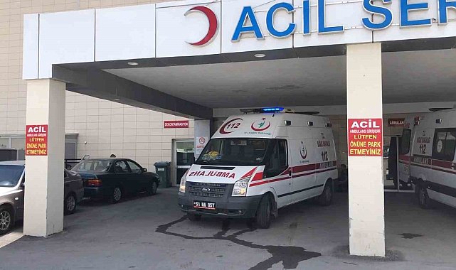 Sislenen yolda araç gişe bariyerlerine çarptı: 1'i ağır 2 yaralı