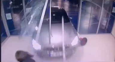 Şişli'de Kanyon AVM'de dehşet anları kamerada: Otomobille yürüyen merdivene daldı, 8 yaşındaki çocuk ağır yaralandı