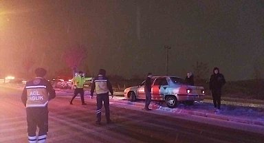 Sivas'ta buzlanan yol kazalara neden oldu