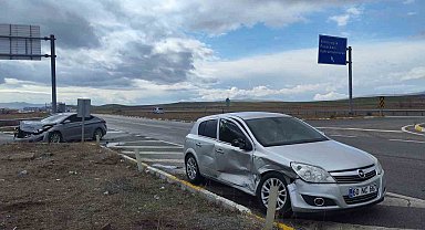 Sivas'ta otomobiller çarpıştı: 2 yaralı