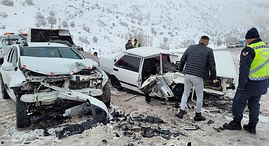 Sivas'ta otomobiller kafa kafaya çarpıştı: 1 ölü, 6 yaralı