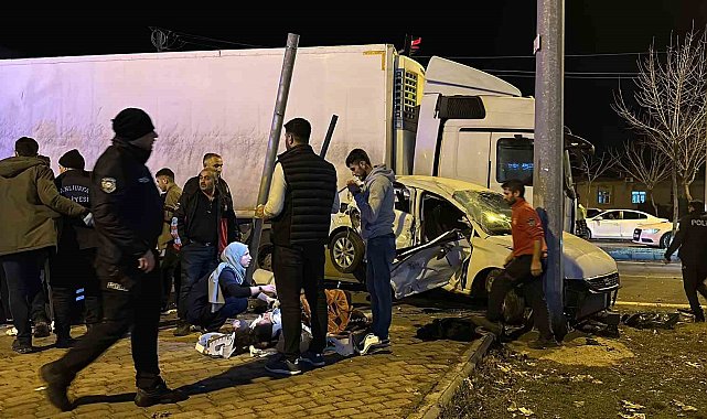 Siverek'te tır ile otomobil çarpıştı: 1 ölü, 4 yaralı
