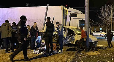 Siverek'te tır ile otomobil çarpıştı: 1 ölü, 4 yaralı