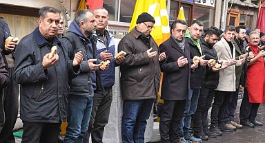 Soğuğa aldırış etmeden geleneği sürdürdüler