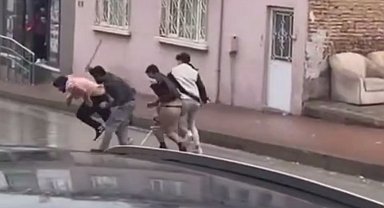 Sokak ortasında taşlı sopalı kavga