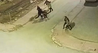 Sokak ortasında tekme tokat kavga kamerada