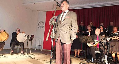 Sokakta seyyar satıcı sahnede türkücü