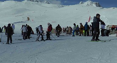 Sömestiri fırsat bilen kayakçılar Erciyes'i doldurdu