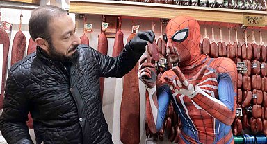 Spider-Man Kayseri pastırmasını ilk kez yedi, tadına bayıldı