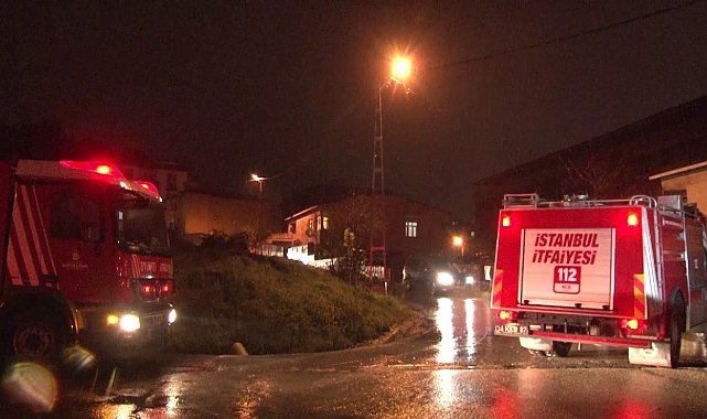 Sultanbeyli'de bir binanın çatısı yanarak kullanılamaz hale geldi
