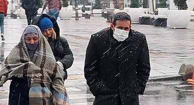 Sultangazi'de kar yağışı etkili olmaya başladı