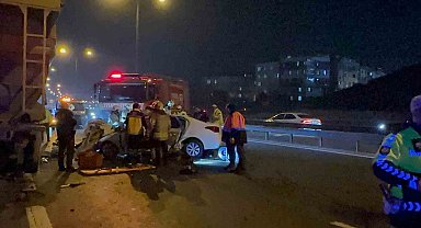 Sultangazi'de makas atan araç yol kenarındaki dampere çarptı: 1 ölü, 2 yaralı