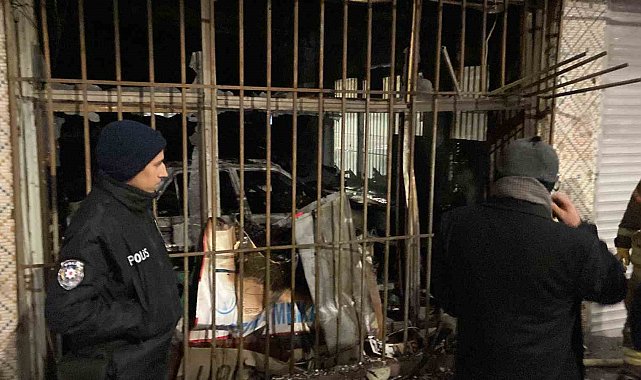 Sultangazi'de oto tamirhanesinde yangın: 2 otomobil ve 1 motosiklet küle döndü