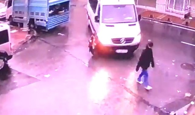 Sultangazi'de servis aracının altında kalan çocuk hayatını kaybetti