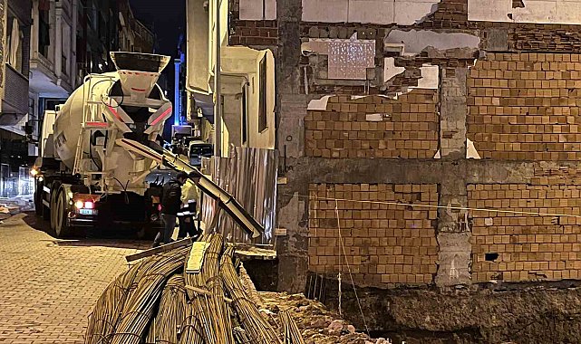 Sultangazi'de temeli kazılan inşaatın yanındaki iki binada zarar