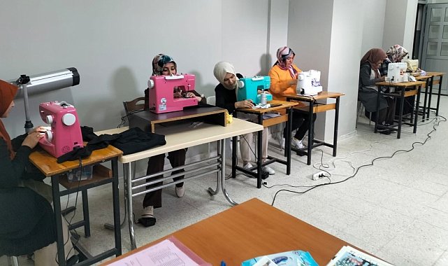 Sungurlu'da kursiyerler Gazzeliler için giysi dikti