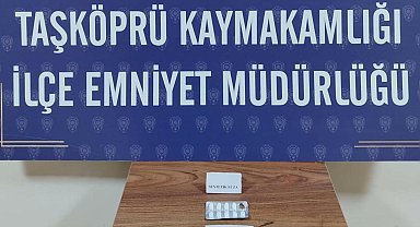 Şüphe üzerine durdurulan araçta kağıt mendile emdirilmiş uyuşturucu ele geçirildi: 1 gözaltı