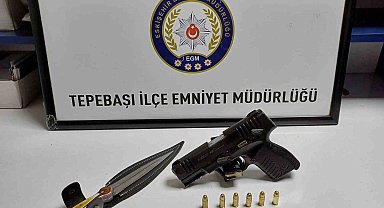 Şüpheli araçtaki şahıslardan bıçak ve silah ele geçirildi