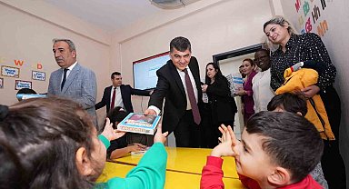 Sürpriz hediyeler, anaokulu öğrencilerini mutlu etti