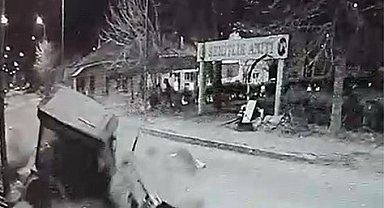 Sürücüsünün 50 TL'sini gasp edip kaçırdıkları otomobille kaza yaptılar