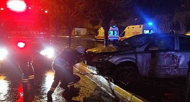 Sürücüsünün direksiyon hakimiyetini kaybettiği otomobil kaldırıma çarptı