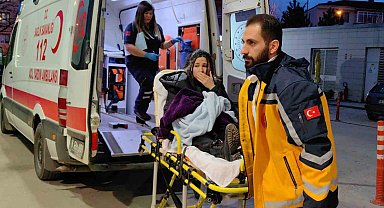 Sürücüsünün kontrolünden çıkan otomobil 2 yayaya çarptı; 1'i bebek 4 kişi yaralandı