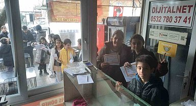 Takdir belgesini gösteren karnını doyurdu