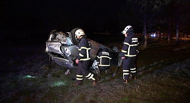 Takla atan otomobilden çıkarılan sürücü ambulansta şoka girdi