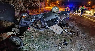 Takla atıp ters dönen otomobilde 4 kişi yaralandı