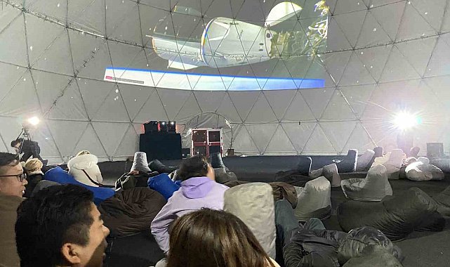 Taksim Meydanı'nda Uzay İstasyonu'nda Alper Gezeravcı canlı takip edildi