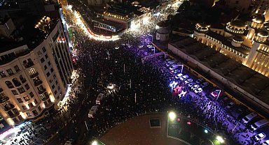 Taksim Meydanı'nda vatandaşlar yeni yılı kutladı