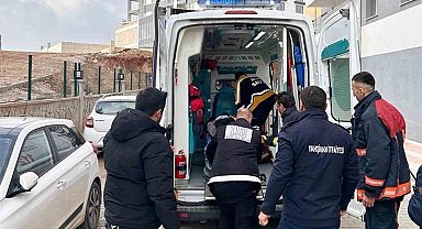 Tamir etmek istediği asansörün altında kalan işçi ağır yaralandı